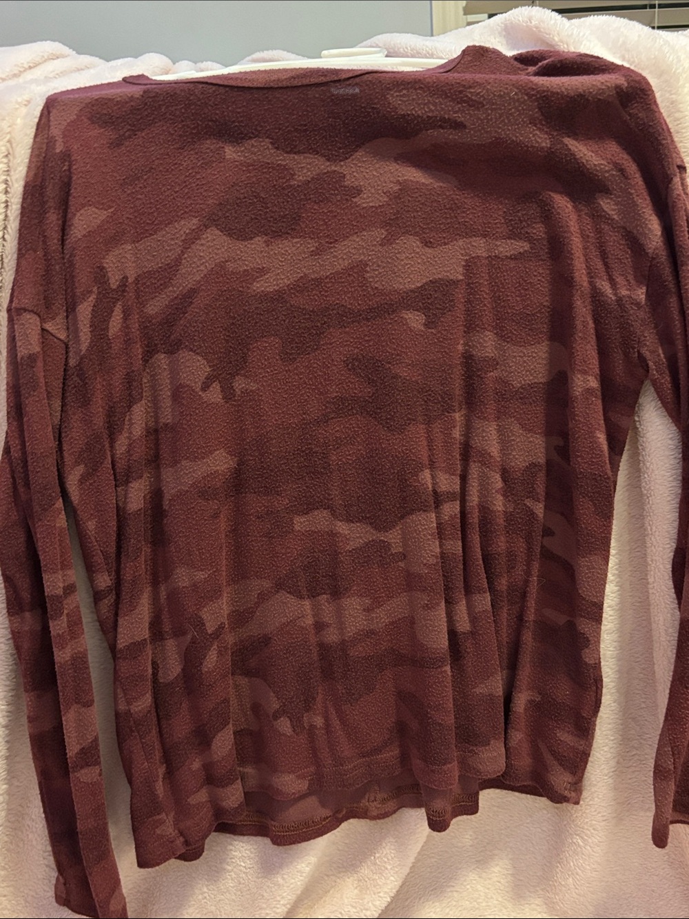 Old Navy Long Sleeve Camo Print Tee in Burgundy
